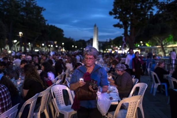 Aynı sofrada 15 bin kişi 14
