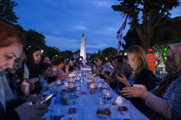 Aynı sofrada 15 bin kişi 16