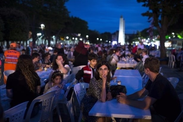 Aynı sofrada 15 bin kişi 19