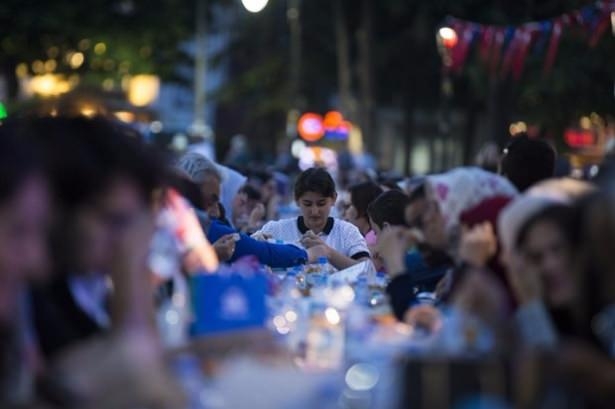 Aynı sofrada 15 bin kişi 9