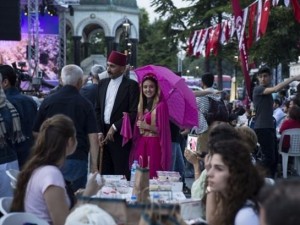 Aynı sofrada 15 bin kişi