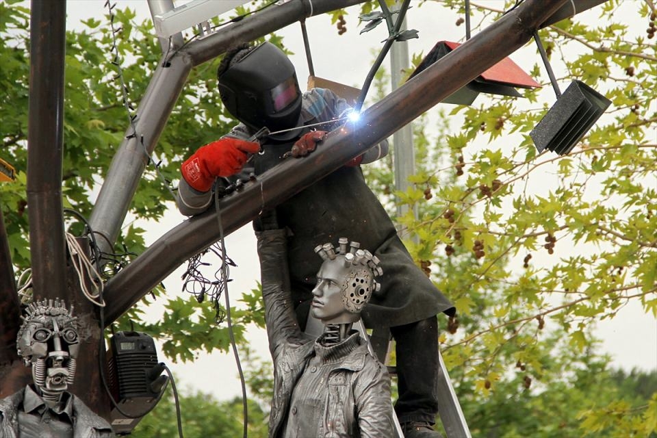 Hurda araba parçalarıyla bakın ne yaptı 14