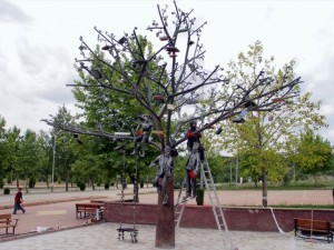 Hurda araba parçalarıyla bakın ne yaptı