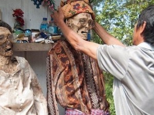 Ölülerle aynı evde yaşıyorlar