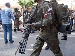 Askerler neden kollarına kırmızı-beyaz flama taktı?