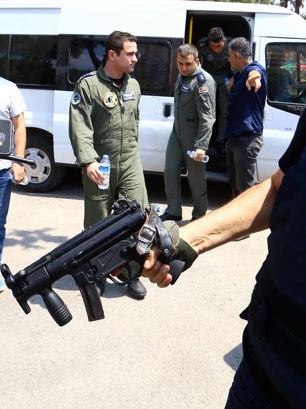 Yunanistan'a kaçan darbeciler Adliye'ye böyle geldiler 43