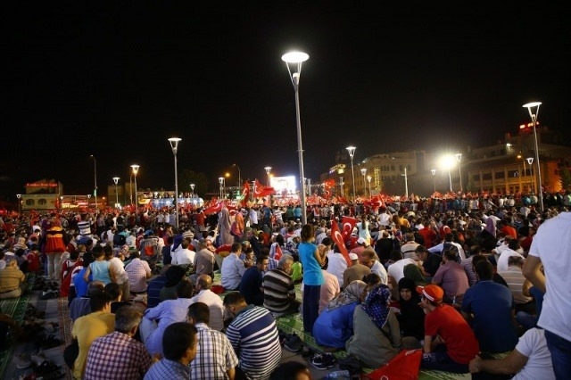 Meydanlar doldu, nöbet sabaha kadar sürdü 104