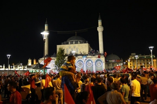 Meydanlar doldu, nöbet sabaha kadar sürdü 105