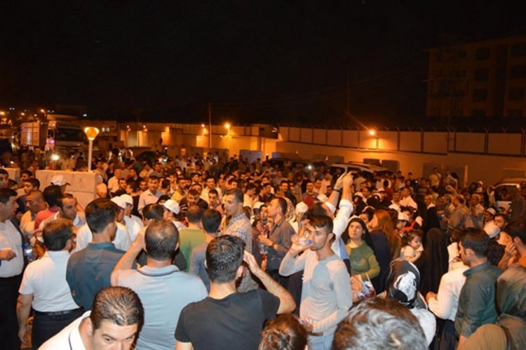 Meydanlar doldu, nöbet sabaha kadar sürdü 107