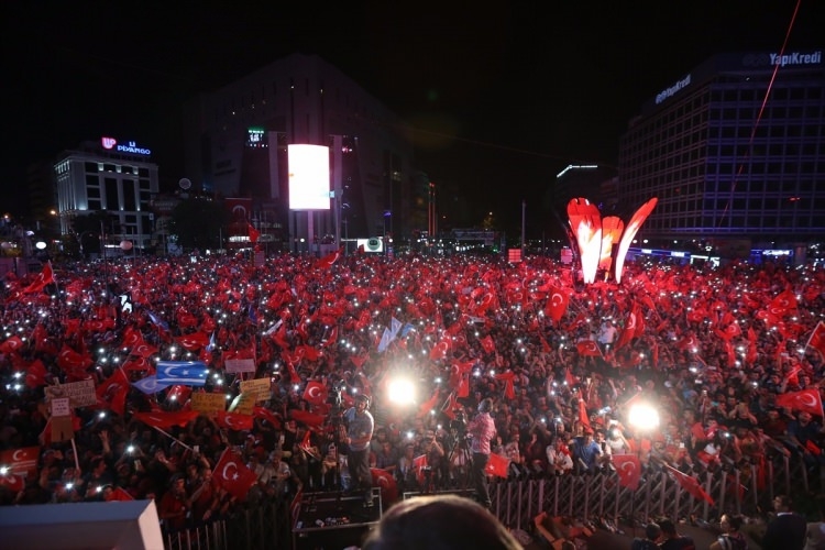 Meydanlar doldu, nöbet sabaha kadar sürdü 11