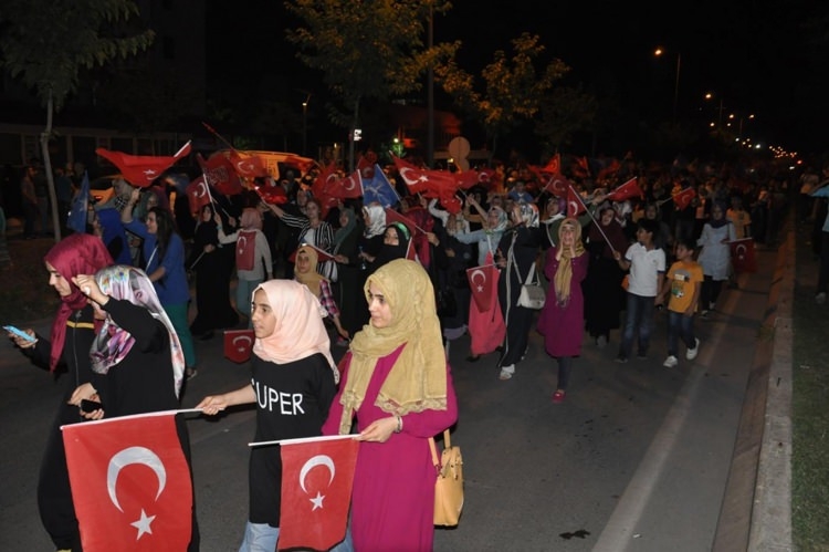 Meydanlar doldu, nöbet sabaha kadar sürdü 110