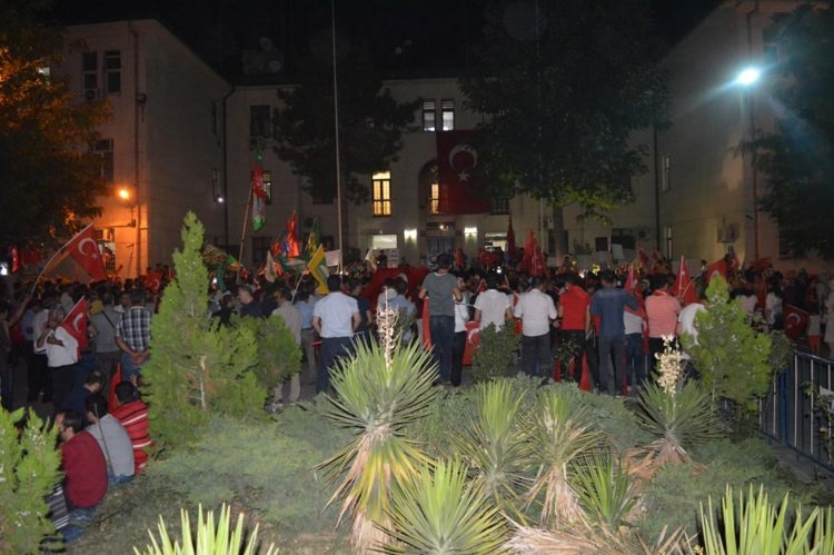 Meydanlar doldu, nöbet sabaha kadar sürdü 112