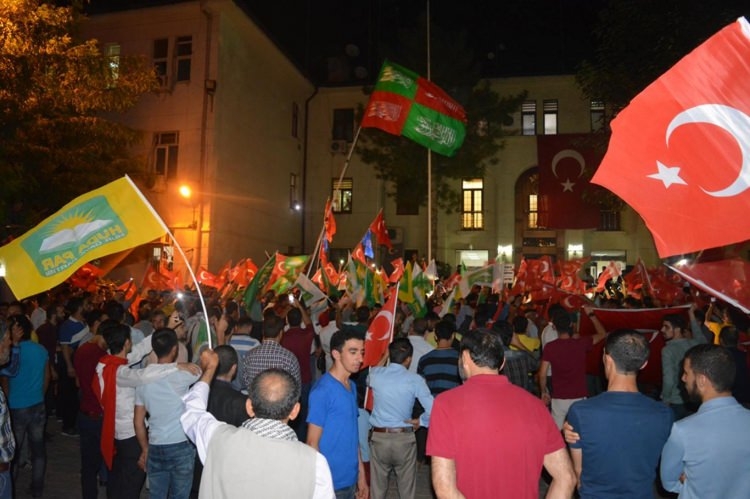 Meydanlar doldu, nöbet sabaha kadar sürdü 113