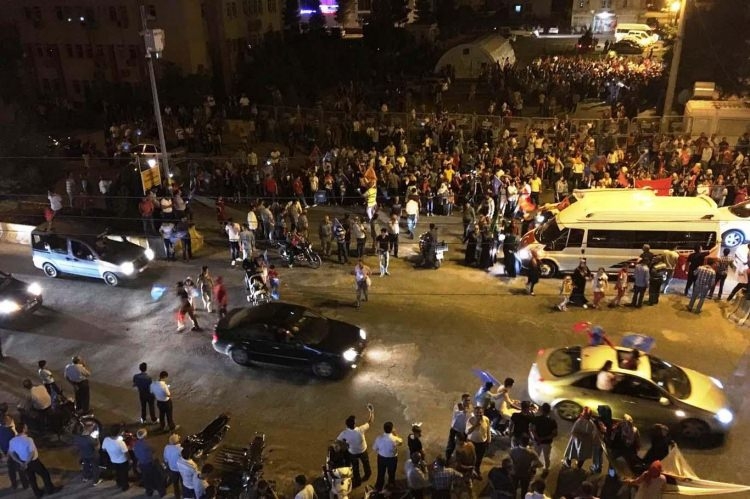 Meydanlar doldu, nöbet sabaha kadar sürdü 126