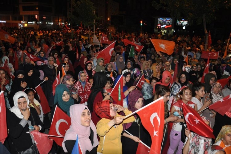 Meydanlar doldu, nöbet sabaha kadar sürdü 127