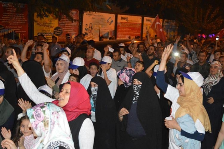 Meydanlar doldu, nöbet sabaha kadar sürdü 128