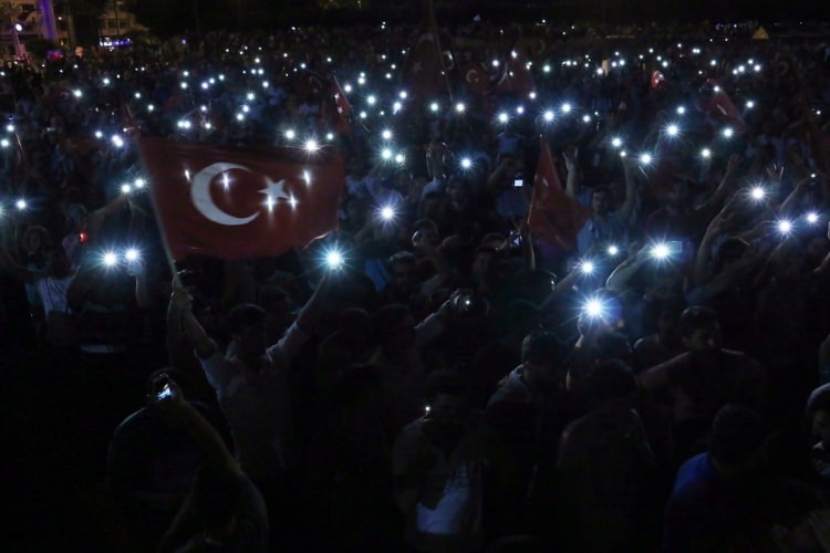 Meydanlar doldu, nöbet sabaha kadar sürdü 130