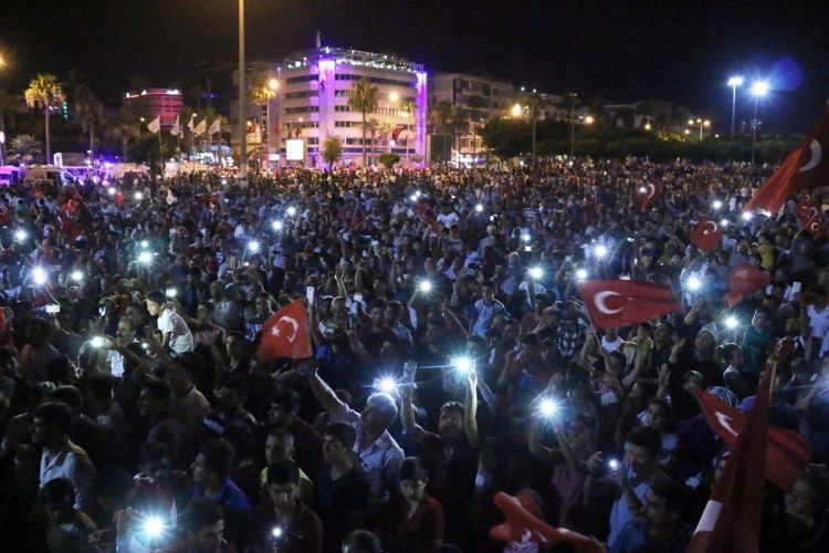 Meydanlar doldu, nöbet sabaha kadar sürdü 131