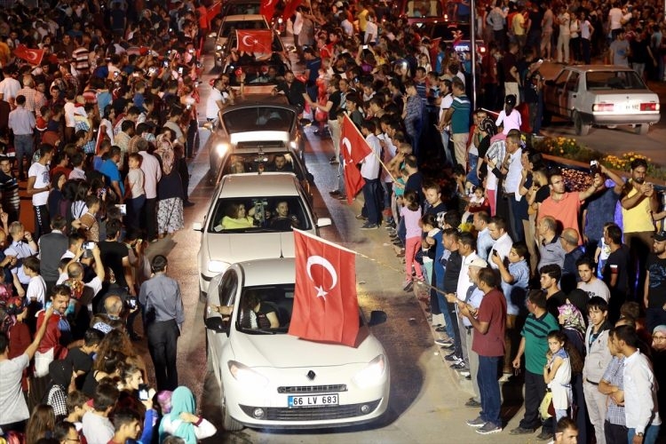 Meydanlar doldu, nöbet sabaha kadar sürdü 134