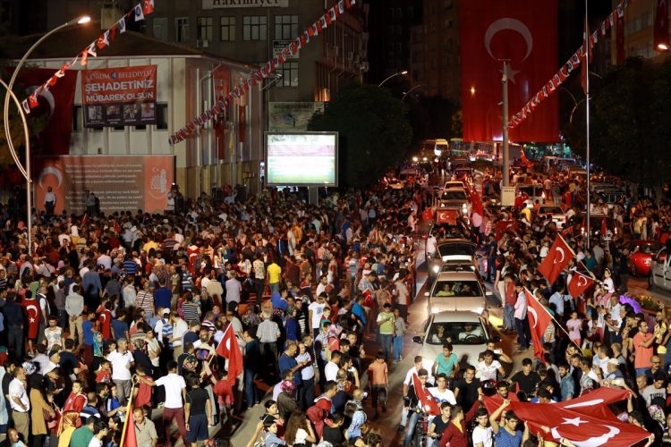 Meydanlar doldu, nöbet sabaha kadar sürdü 135