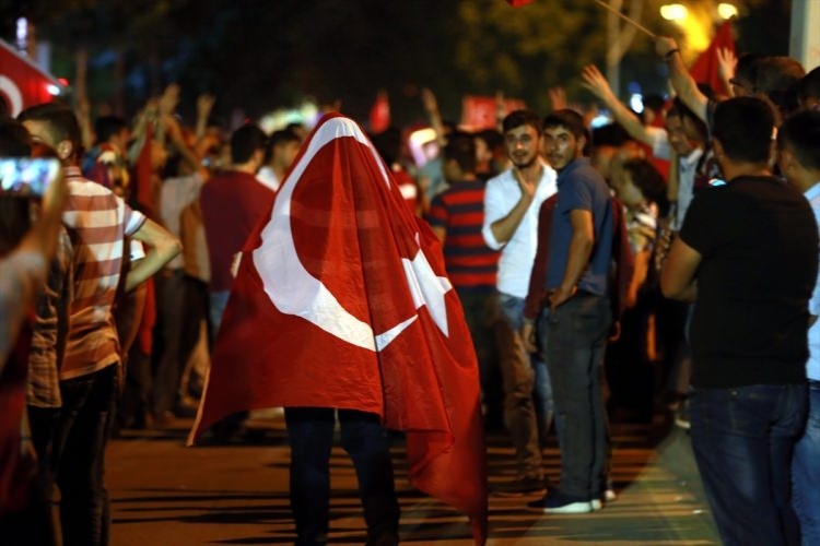 Meydanlar doldu, nöbet sabaha kadar sürdü 136