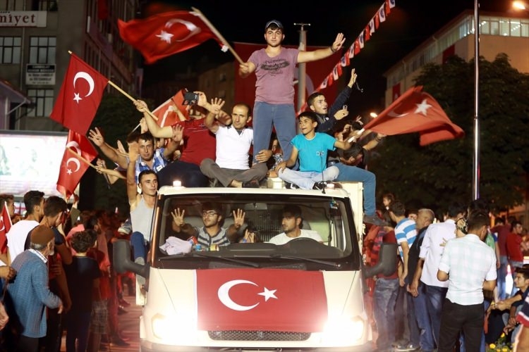 Meydanlar doldu, nöbet sabaha kadar sürdü 138