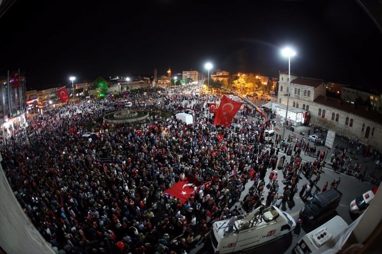 Meydanlar doldu, nöbet sabaha kadar sürdü 146