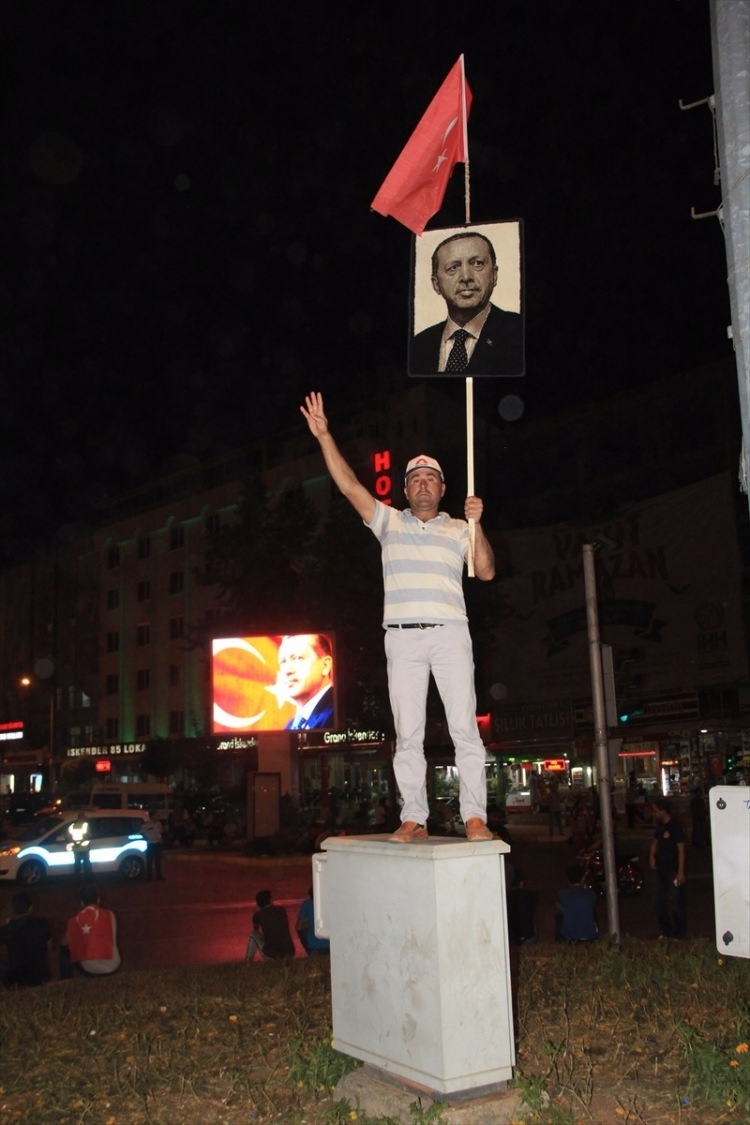 Meydanlar doldu, nöbet sabaha kadar sürdü 148