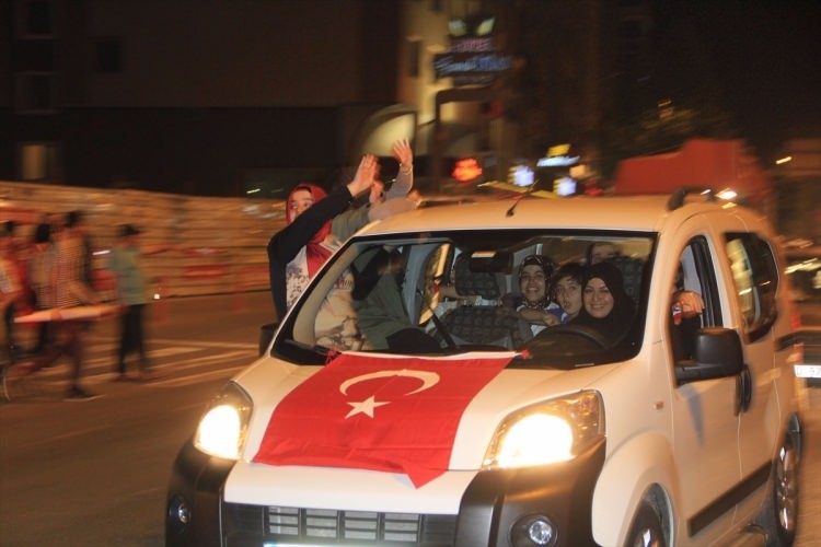 Meydanlar doldu, nöbet sabaha kadar sürdü 149