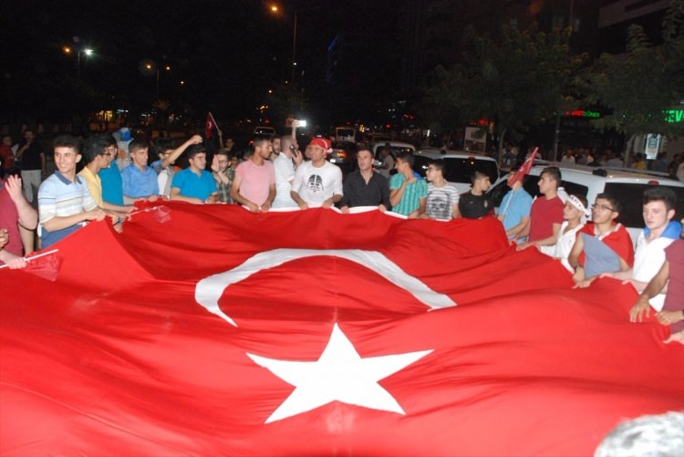 Meydanlar doldu, nöbet sabaha kadar sürdü 158