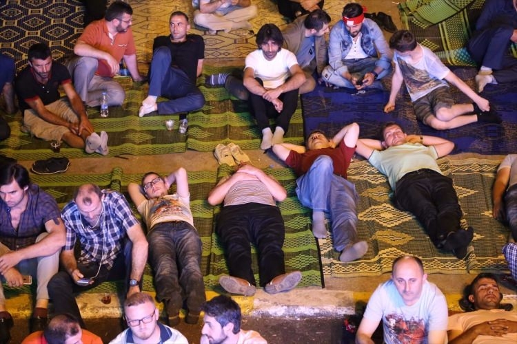 Meydanlar doldu, nöbet sabaha kadar sürdü 160