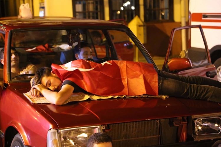 Meydanlar doldu, nöbet sabaha kadar sürdü 161