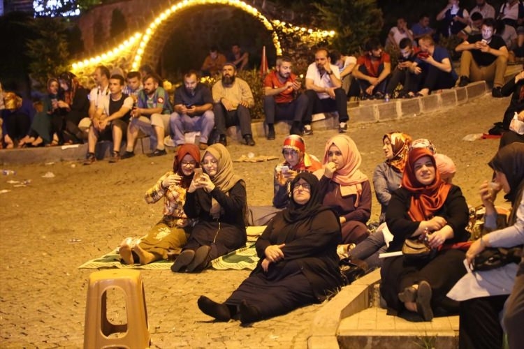 Meydanlar doldu, nöbet sabaha kadar sürdü 162