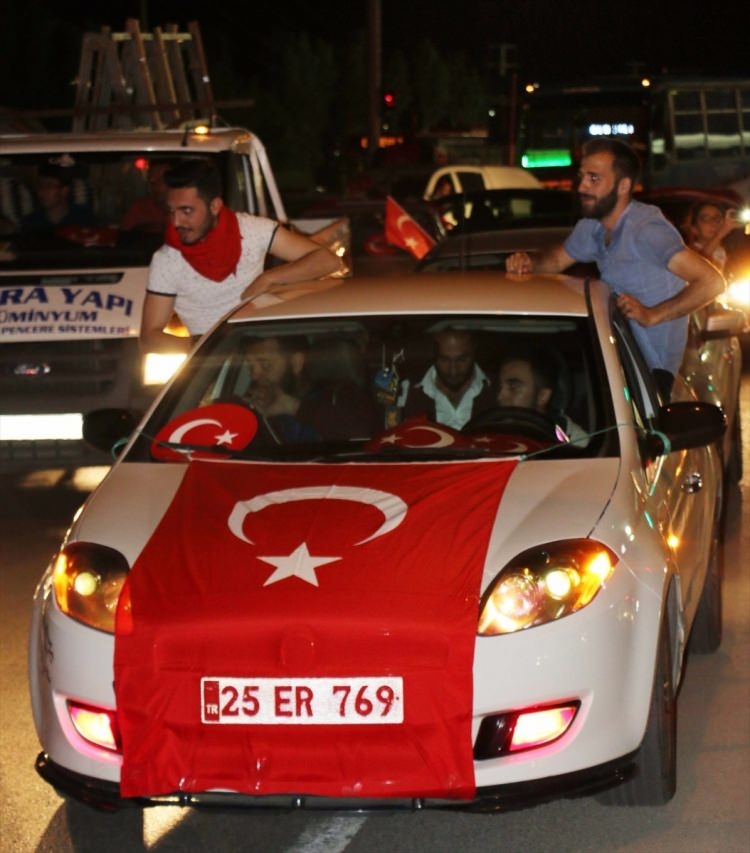 Meydanlar doldu, nöbet sabaha kadar sürdü 165