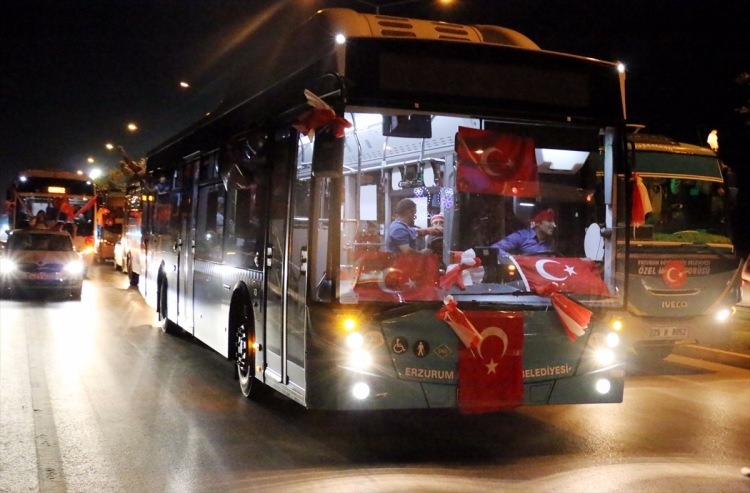 Meydanlar doldu, nöbet sabaha kadar sürdü 166