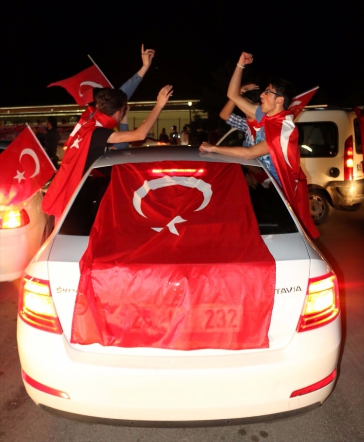 Meydanlar doldu, nöbet sabaha kadar sürdü 167