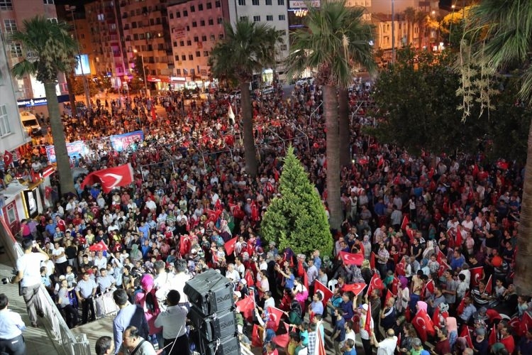 Meydanlar doldu, nöbet sabaha kadar sürdü 18