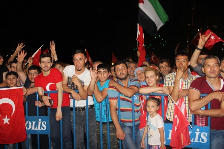 Meydanlar doldu, nöbet sabaha kadar sürdü 19