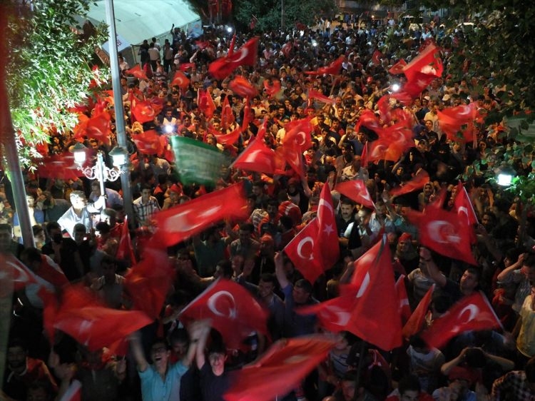 Meydanlar doldu, nöbet sabaha kadar sürdü 2