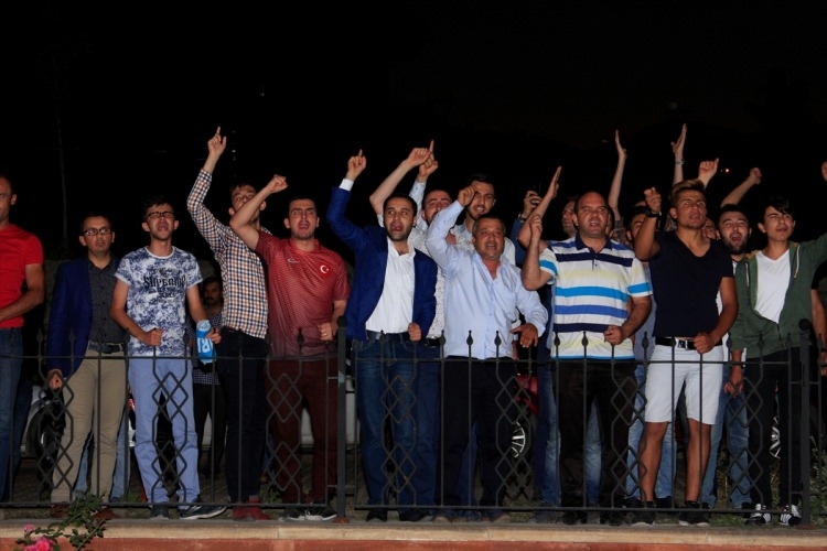 Meydanlar doldu, nöbet sabaha kadar sürdü 22