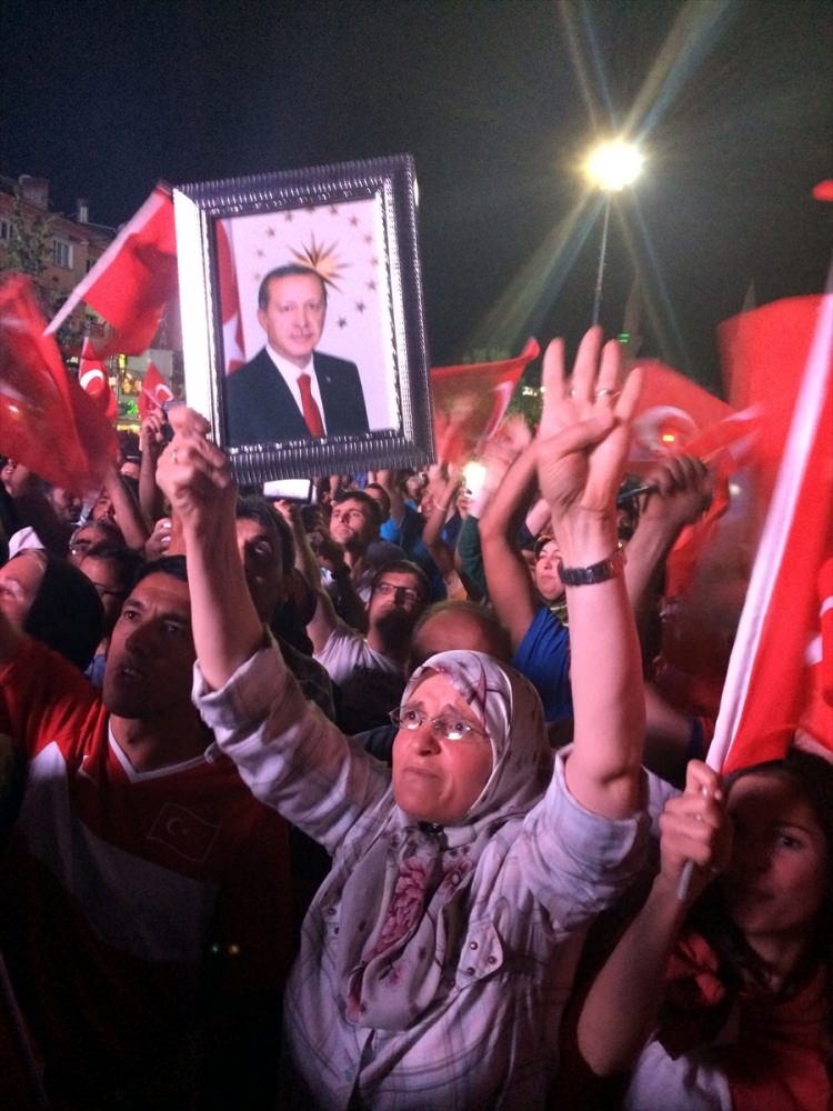 Meydanlar doldu, nöbet sabaha kadar sürdü 25