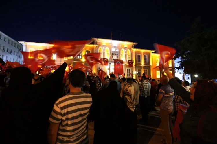 Meydanlar doldu, nöbet sabaha kadar sürdü 26