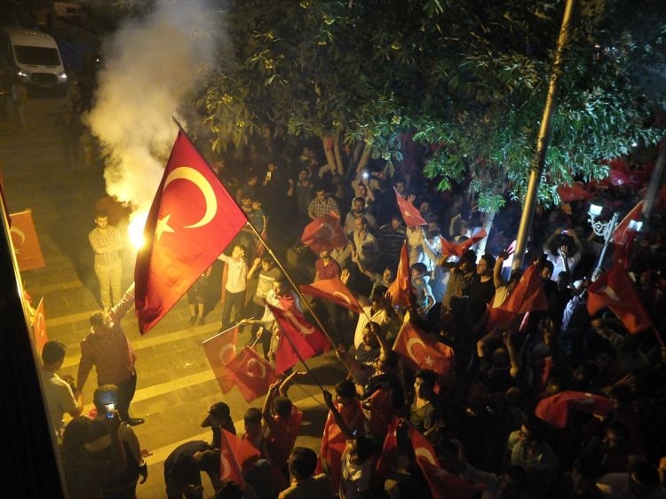 Meydanlar doldu, nöbet sabaha kadar sürdü 28