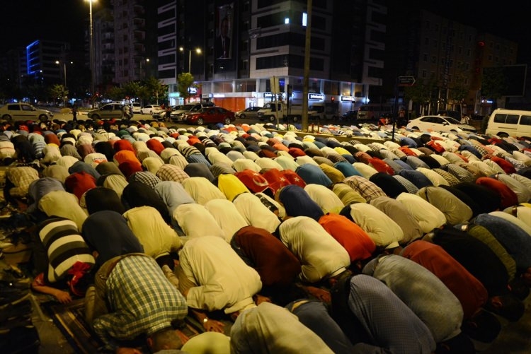 Meydanlar doldu, nöbet sabaha kadar sürdü 33