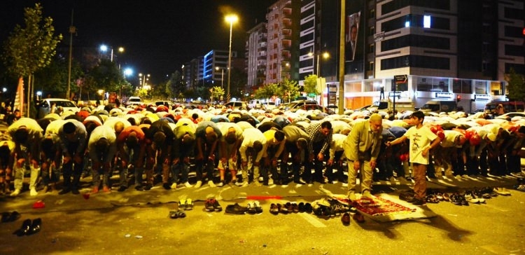 Meydanlar doldu, nöbet sabaha kadar sürdü 34