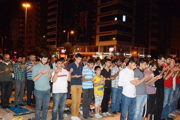 Meydanlar doldu, nöbet sabaha kadar sürdü 35