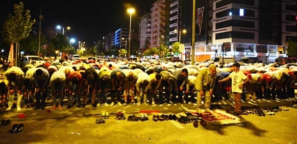 Meydanlar doldu, nöbet sabaha kadar sürdü 36