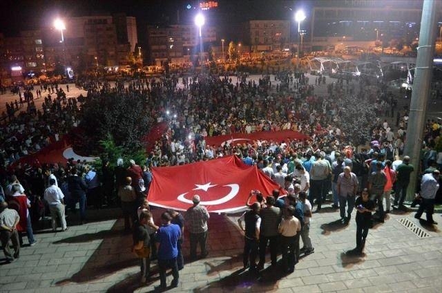 Meydanlar doldu, nöbet sabaha kadar sürdü 44