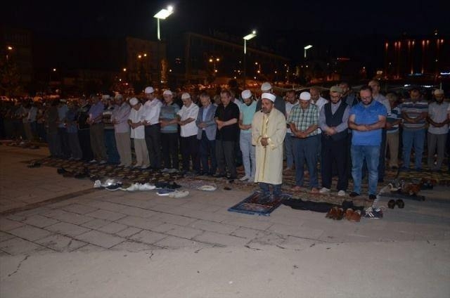 Meydanlar doldu, nöbet sabaha kadar sürdü 45