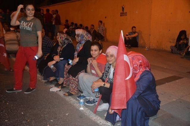 Meydanlar doldu, nöbet sabaha kadar sürdü 46